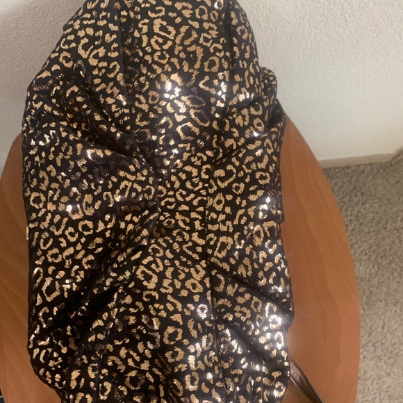 Juicy Couture Metallic Leopard Crossbody Bag
Vegan Leather Animal Print - Picture 6 of 10